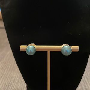 Pearl studs
